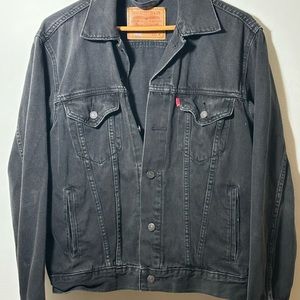 Men’s Levi’s black trucker jacket size M